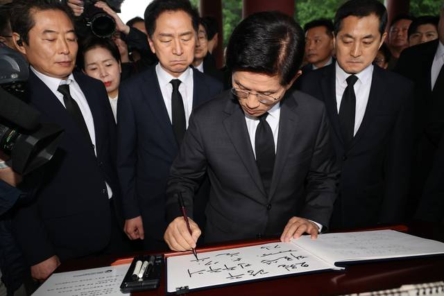국민의힘 김문수 국민의힘 대선 후보가 17일 광주 북구 국립 5·18 민주묘지를 찾아 방명록을 작성하고 있다. 연합뉴스