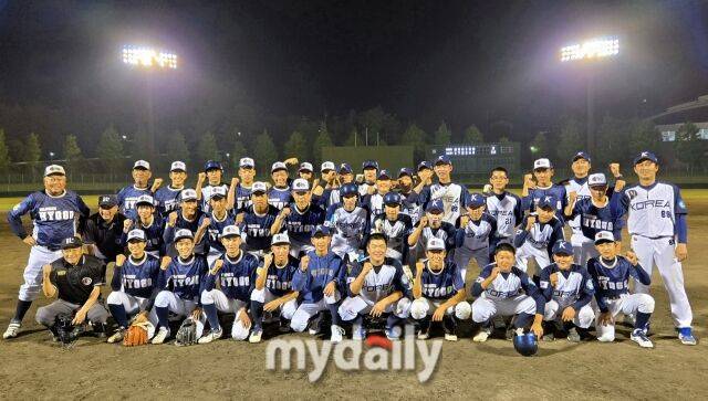 대한유소년야구연맹 주니어 대표팀이 일본 지역 팀과 경기 후 기념 사진을 촬영하고 있다./효고현(일본)=노찬혁 기자