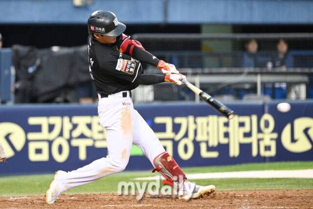 17일 서울 잠실야구장에서 열린 '2025 신한 SOL BANK KBO리그' KT 위즈와 LG 트윈스 더블헤더 1차전 경기. KT 박민석이 9회초 1사 1루에 안타를 치고 있다./잠실 = 한혁승 기자