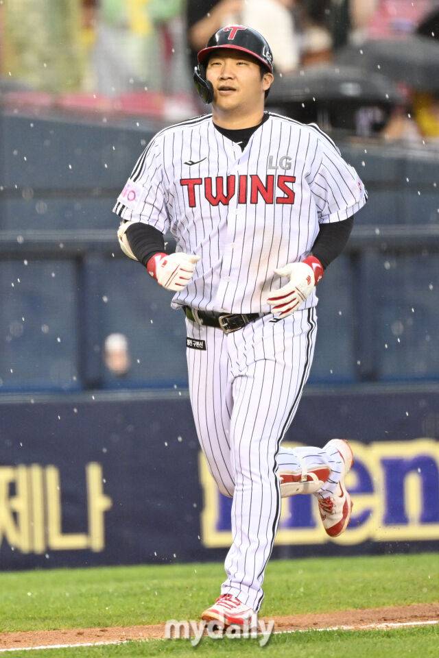 17일 서울 잠실야구장에서 열린 '2025 신한 SOL BANK KBO리그' KT 위즈와 LG 트윈스 더블헤더 1차전 경기. LG 문보경이 7회말 2사에 솔로포를 친 뒤 그라운드를 돌고 있다./잠실 = 한혁승 기자