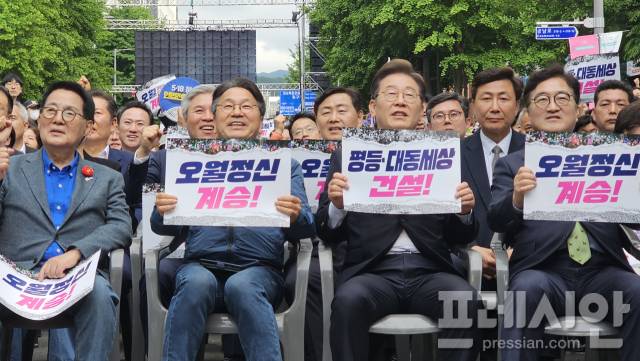 ▲17일 광주 동구 금남로에 설치된 무대 앞에서 '오월정신 계승' 손팻말을 들고 있는 정치인들. 오른쪽부터 우원식 국회의장, 이재명 더불어민주당 대통령 후보, 강기정 광주시장, 박지원 국회의원.2025.05.17ⓒ프레시안(백순선)