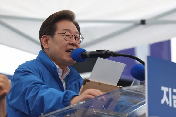이재명 더불어민주당 대선 후보가 지난 16일 전북 전주시 전북대 후문에서 열린 유세에서 지지를 호소하는 연설을 하고 있다. 전주 연합뉴스