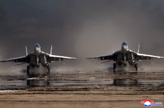 김정은 북한 국무위원장이 지난 15일 제1공군사단 관하 비행연대를 방문해 공군 반항공(방공)전투 및 공습 훈련을 지도했다고 조선중앙통신이 17일 보도했다. 연합뉴스