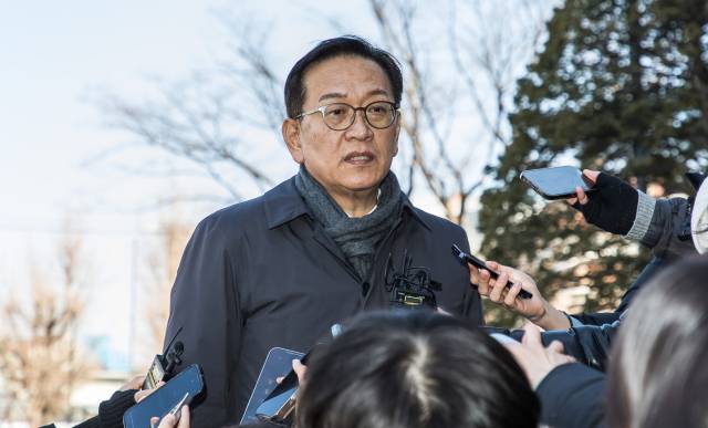 석동현 변호사가 2월 20일 서울 종로구 헌법재판소에서 열린 윤석열 대통령 탄핵심판 10차 변론기일에 출석하며 취재진의 질문에 답하고 있다. 사진공동취재단