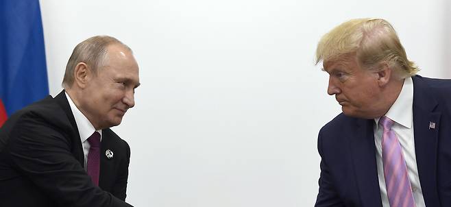 2019년 6월28일 일본 오사카에서 열린 G20 정상회담에서 푸틴 러시아 대통령과 트럼프 미국 대통령(오른쪽)이 만났다. ⓒAP Photo