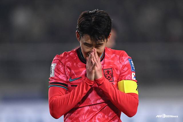 경기 도중 손흥민이 아쉬운 표정을 짓고 있다. /AFPBBNews=뉴스1