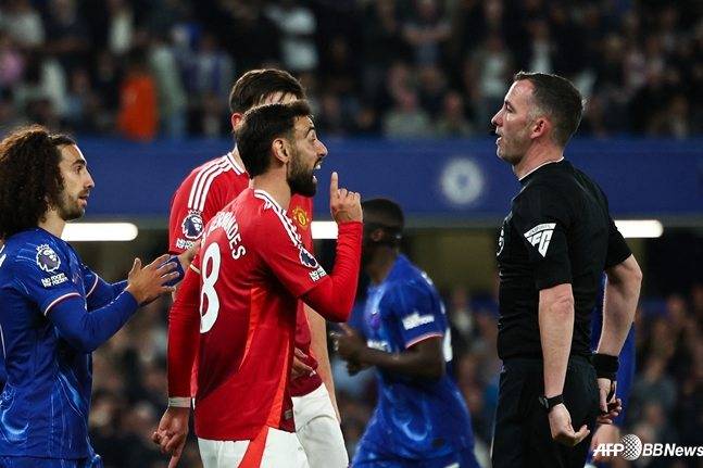 맨체스터 유나이티드 주장 브루노 페르난데스(가운데)가 주심에게 항의하고 있다. /AFPBBNews=뉴스1