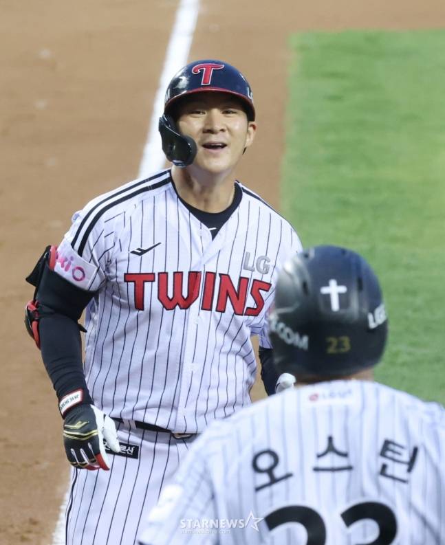 LG 오지환(왼쪽). /사진=김진경 대기자