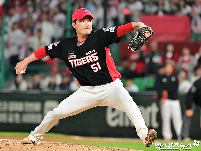 11일 오후 인천SSG랜더스필드에서 열린 '2025 신한 SOL Bank KBO리그' KIA 타이거즈와 SSG 랜더스의 더블헤더 2차전 경기, 6회말 1사 만루 KIA 전상현이 공을 힘차게 던지고 있다. 엑스포츠뉴스 DB