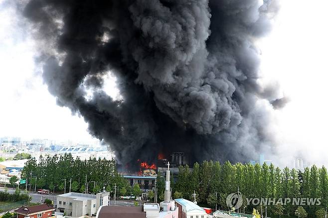 푸른 하늘 뒤덮은 검은 연기 (광주=연합뉴스) 정다움 기자 = 17일 오후 광주 광산구 송정동 금호타이어 광주공장에서 난 불로 일대가 검은 연기로 뒤덮여 있다.
이날 오전 7시 11분께 발생한 불은 꺼지지 않고 8시간째 이어지고 있다. 2025.5.17 daum@yna.co.kr