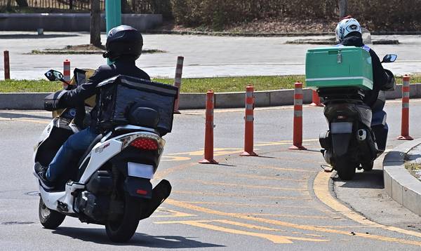 인천 한 도로에서 배달노동자들이 이동하고 있다. /경인일보DB