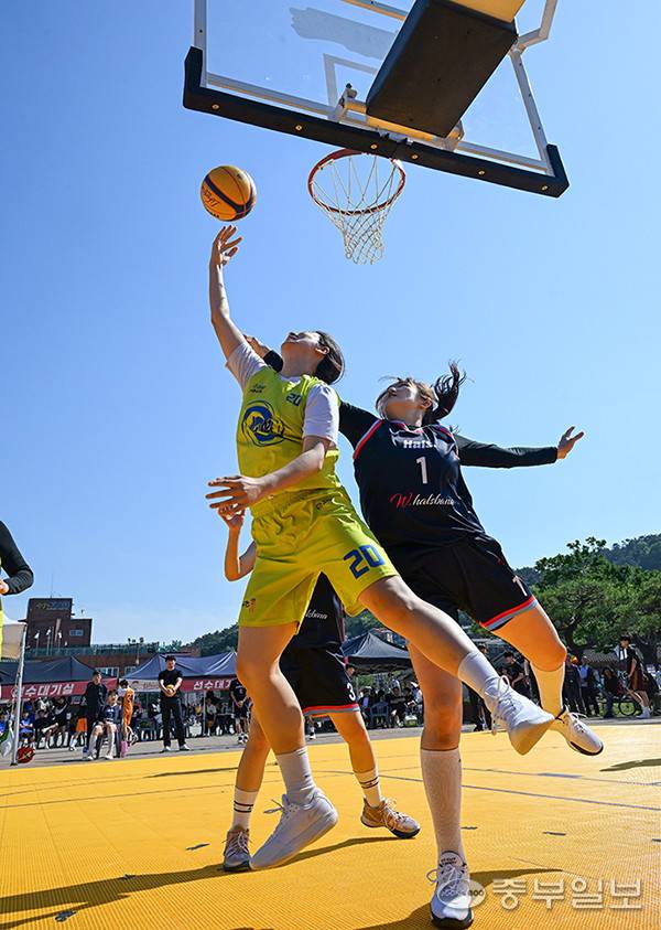 18일 오후 수원시 팔달구 행궁광장에서 열린 '2025 위너볼 3x3 농구대회' 여성부 결승전에서 MCND팀과 W할스바나 팀이 치열한 경기를 하고 있다. 임채운기자