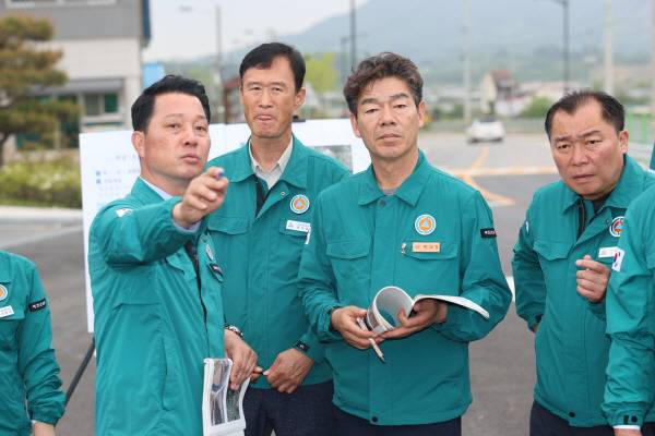 16일 예천군 호명읍 오천리 백송-오천간 도로 개설공사현장을 확인하는 강영구의장과 박재길 부의장, 강경탁 의원이 현장 문제점을 지적하고 있다.