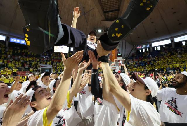 창원 LG 선수들이 지난 17일 서울 잠실학생체육관서 열린 서울 SK와의 프로농구 챔피언결정전 7차전에서 승리한 후 조상현 감독을 헹가래 치고 있다./연합뉴스/