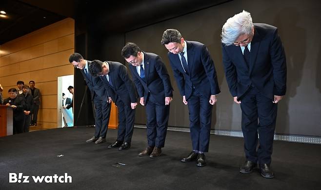 유영상 SK텔레콤 대표이사(사진 가운데)가 지난달 25일 서울 중구 SKT타워에서 SK텔레콤 이용자 유심(USIM) 정보가 해커 공격으로 유출된 것과 관련해 고개 숙여 사과하고 있다./사진=이명근 기자 qwe123@