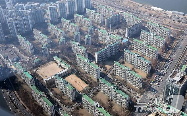 서울 송파구 롯데월드타워에서 바라본 강남 아파트 단지 모습. 뉴스1 ⓒ News1 김성진 기자