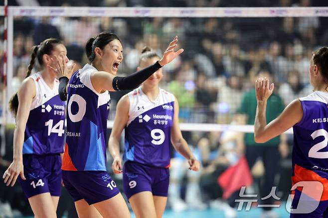 배구 레전드 김연경이 18일 인천시 삼산월드체육관에서 열린 'KYK INVITATIONAL(인비테이셔널) 2025' 세계 배구 올스타전 경기에서 스타팀 선수로 나서 팀의 득점에 기뻐하고 있다. 2025.5.18/뉴스1 ⓒ News1 이승배 기자