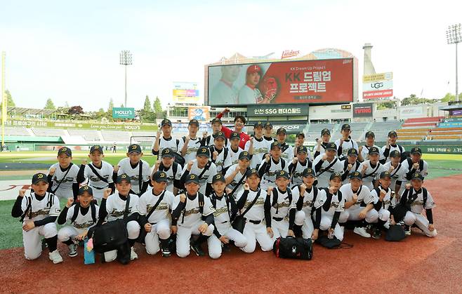 김광현이 사회공헌활동을 위해 만든 KK 드림업 프로젝트 참가자들이 기념촬영하고 있다. 사진 | SSG 랜더스
