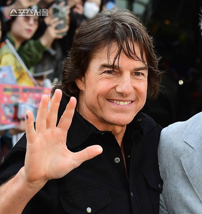 톰 크루즈가 손을 흔들며 팬들의 환호에 답하고 있다. 이주상기자 rainbow@sportsseoul.com