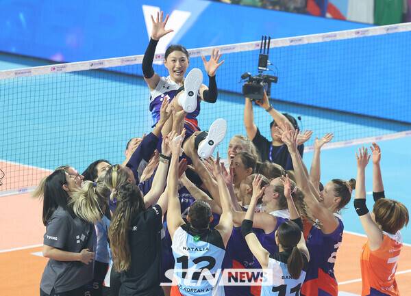 18일 오후 인천 부평구 삼산월드체육관에서 열린 KYK 인비테이셔널 2025 여자배구 세계 올스타전 팀 스타와 팀 월드의 경기에서 선수들이 김연경을 헹가래 치고 있다. 사진┃뉴시스