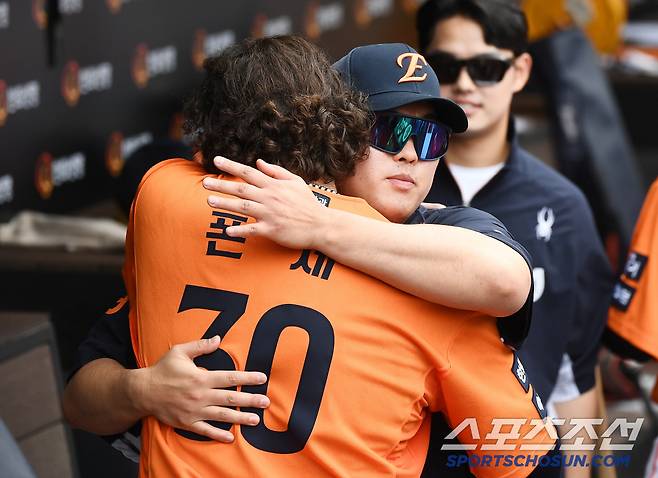 17일 대전 한화생명볼파크에서 열린 SSG-한화전. 8회까지 던지며 류현진의 17K를 넘어 18 탈삼진 신기록을 세운 폰세를 류현진이 축하하고 있다. 대전=정재근 기자 cjg@sportschosun.com/2025..5.17/