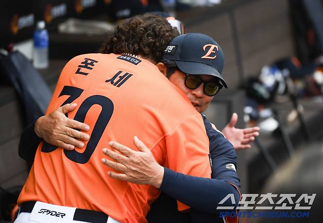 17일 대전 한화생명볼파크에서 열린 SSG-한화전. 8회까지 던지며 류현진의 17K를 넘어 18 탈삼진 신기록을 세운 폰세를 양상문 코치가 축하하고 있다. 대전=정재근 기자 cjg@sportschosun.com/2025..5.17/