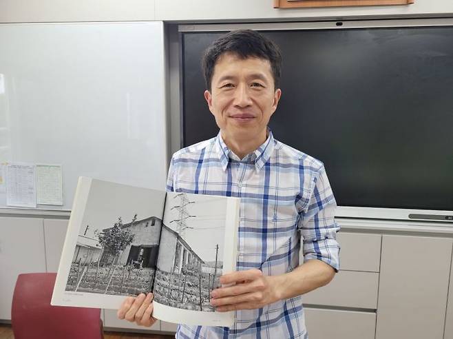 지난 15일 전북 정읍시 감곡면 감곡초등학교에서 만난 서영주씨(54·남)는 초등교사이자 사진작가다. 그가 2008년 자신이 촬영한 전북 진안군 동향초 성산분교 폐교 사진을 보여주고 있다. 공병선