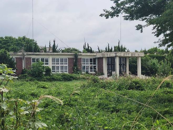 지난 15일 방문한 전북 정읍시 감곡면 용곽초등학교는 감곡초등학교와 7분 거리에 위치하고 있다. 용곽초는 2010년 학생 수 감소를 이유로 폐교됐다. 지방교육재정알리미에서는 생태체험장으로 자체 활용 중인 것으로 조회되지만 방문하는 사람 없이 시설이 방치돼 있었다. 공병선