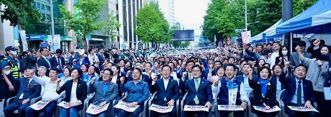 지난 17일 오후 금남로에서 열린 '제45주년 5·18민주화운동 전야제'에서 5만여명의 참석자들이 '임을 위한 행진곡'을 제창하고 있다. 광주시 제공