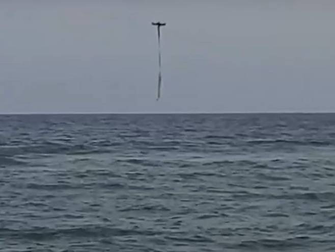 미국 낚시꾼 앤드류 스미스가 기지를 발휘해 바다에 빠진 한 소녀를 구했다. 사진은 구명부표를 소녀에게 전달하는 드론. /폭스10 유튜브