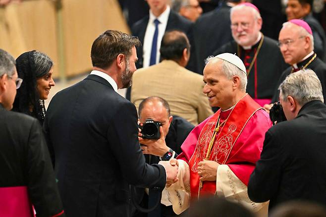 교황 레오 14세가 18일 바티칸의 성 베드로 대성당에서 열린 즉위 미사 이후 J. D. 밴스 미국 부통령과 대화하고 있다. /AFP 연합뉴스