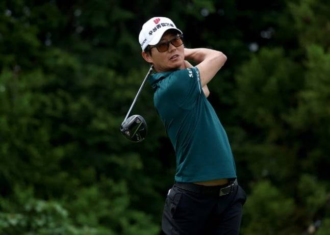 한국프로골프(KPGA) 투어 SK텔레콤 오픈에서 우승한 엄재웅. /KPGA