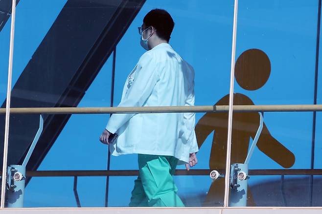 서울시내 한 대학병원에서 의료진이 이동하는 모습./뉴스1