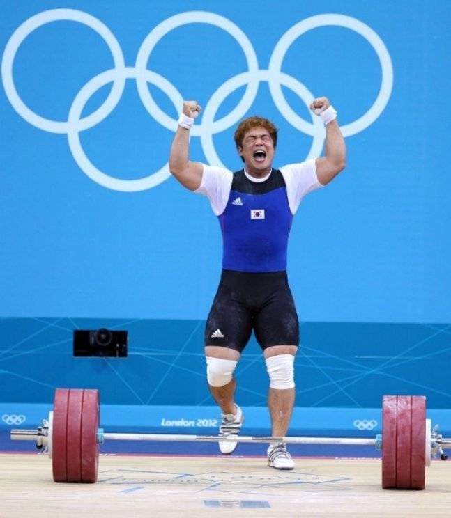 김민재가 2012 런던올림픽에서 역기를 들어올린 후 환호하고 있다. LG 제공