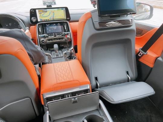렉서스 올 뉴 LX700h 2열 VIP 시트 설정 시 1열 등받이 각도가 조절된 모습. 장우진 기자