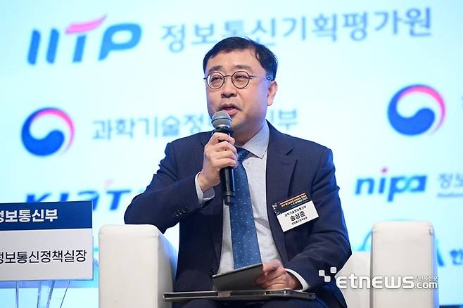IITP 테크&퓨처 인사이트 콘서트×IT메가비전 2025가 'AX시대, 에이전틱 AI와 피지컬 AI로 열리는 미래 비즈니스를 주제로 16일 서울 서초구 엘타워에서 열렸다. 송상훈 과학기술정보통신부 정보통신정책실장이 'AI강국 도약과제와 글로벌 관세전쟁 대응 정책방향'을 주제로 패널 토론에 참석해 발언하고 있다. 이동근기자 foto@etnews.com