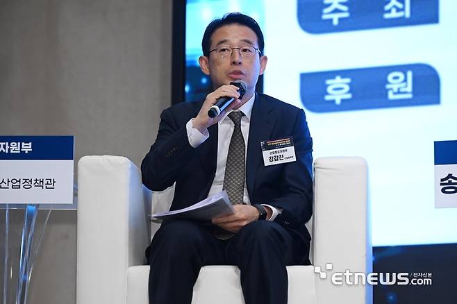 IITP 테크&퓨처 인사이트 콘서트×IT메가비전 2025가 'AX시대, 에이전틱 AI와 피지컬 AI로 열리는 미래 비즈니스를 주제로 16일 서울 서초구 엘타워에서 열렸다. 강감찬 산업통상자원부 산업정책관이 'AI강국 도약과제와 글로벌 관세전쟁 대응 정책방향'을 주제로 패널 토론에 참석해 발언하고 있다. 이동근기자 foto@etnews.com