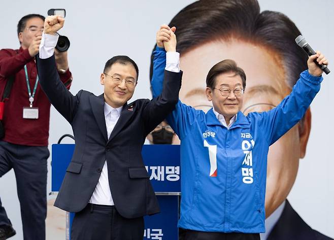 이재명 더불어민주당 대통령 후보가 지난 16일 전북 익산시 익산역 동부광장에서 김상욱 무소속 의원과 손을 맞잡아 올리고 있다. 뉴스1