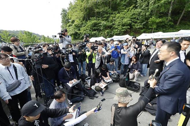 국민의힘을 탈당한 뒤 더불어민주당에 입당한 김상욱 무소속 의원이 18일 광주 북구 운정동 국립 5·18민주묘지 민주의 문 앞에서 기자회견을 하고 있다. 뉴스1