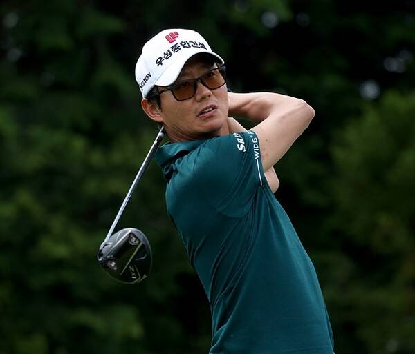 2025년 한국프로골프(KPGA) 투어 SK텔레콤 오픈 우승을 차지한 엄재웅 프로가 최종라운드에서 경기하는 모습이다. 사진제공=KPGA