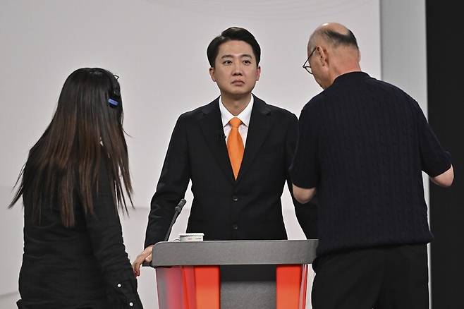 이준석 개혁신당 대통령 후보가 18일 서울 마포구 상암동 에스비에스(SBS) 프리즘센터 스튜디오에서 열린 제21대 대선 1차 후보자 토론회를 준비하고 있다. 국회사진기자단