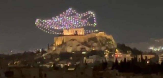 15일 아디다스가 그리스 아테네에서 진행한 드론쇼에서 드론으로 형상화한 운동화가 문화유산 '아크로폴리스'를 밟는 듯한 모습이 연출됐다. 페이스북 캡처