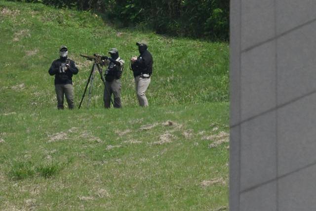 5·18민주화운동 45주기인 18일 광주 북구 운정동 국립5·18민주묘지에서 열린 정부 기념식 도중 만일의 상황을 대비한 저격수가 배치돼 있다. 뉴시스