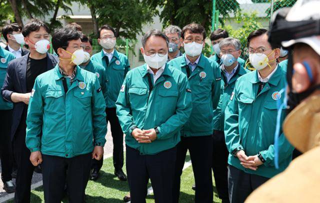 고기동 행정안전부 장관 직무대행이 18일 광주 광산구 금호타이어 광주공장 화재현장을 찾아 화재진압과 피해상황 등을 점검하고 있다. 행전안전부 제공