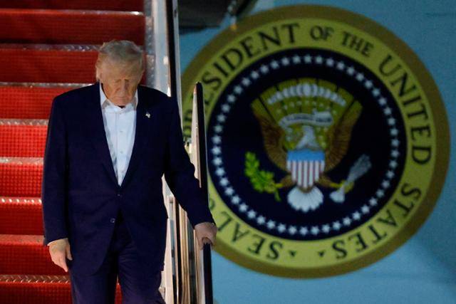 중동 순방에 나섰던 도널드 트럼프 미국 대통령이 16일 메릴랜드주 앤드루스 합동기지에 도착해 전용기 에어포스원의 계단을 걸어 내려오고 있다. 앤드루스 합동기지=AP 연합뉴스