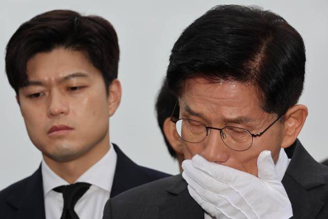 김문수(오른쪽) 국민의힘 대선후보가 17일 광주 북구 국립 5·18 민주묘지를 찾아 박관현 열사 묘역을 참배하며 눈물을 흘리고 있다. 광주=뉴스1