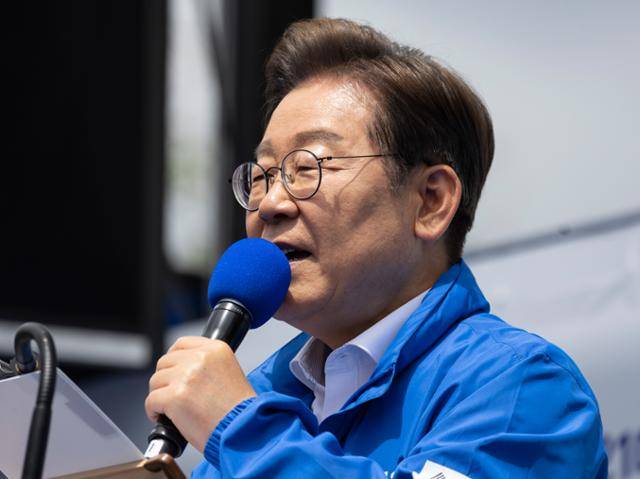 이재명 더불어민주당 대선 후보가 17일 전남 나주시 금성관망화루 앞에서 열린 유세에 입장하며 시민들에게 지지를 호소하고 있다. 나주=뉴스1