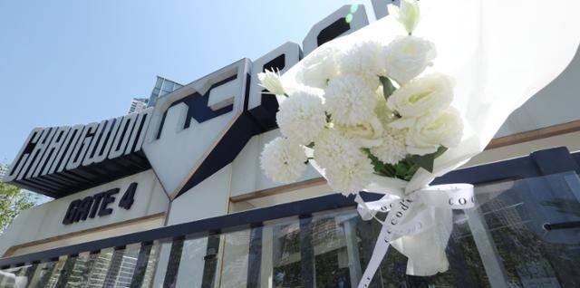 4월 29일 경남 창원시 마산회원구 창원NC파크에 고인을 추모하는 조화 등이 놓여 있다. 3월 29일 창원NC파크 3루 매점 인근에서 구조물이 추락하는 사고가 발생해 1명이 숨졌다. 연합뉴스