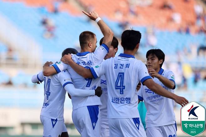 인천 무고사가 안산과 하나은행 K리그2 2025 12라운드에서 득점 후 동료들과 기뻐하는 모습. 사진=프로축구연맹