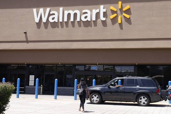 16일(현지시간) 미국 캘리포니아주 플레전턴에서 운영 중인 월마트 매장. 미국의 대형 할인 매장 월마트는 최근 도널드 트럼프 행정부의 관세 정책으로 인해 곧 가격 인상이 있을 것이라고 했다. EPA=연합뉴스